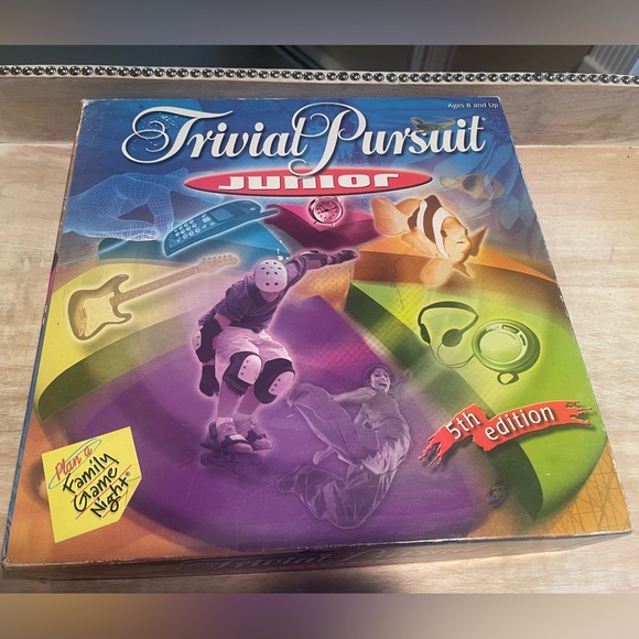 Trivial Pursuit Junior  Board Game 5th Edition - Picture 1 of 7